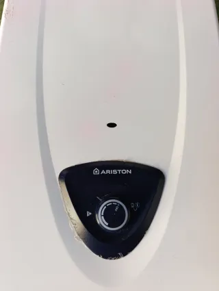 Calentador de gas blanco