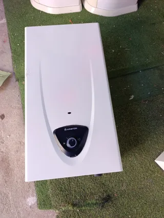 Calentador de gas blanco