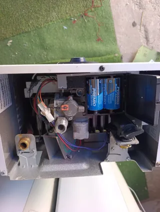 Calentador de gas blanco