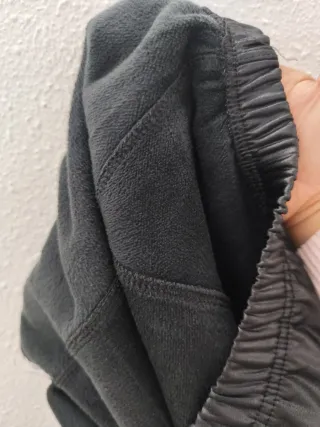 Pantalón efecto cuero negro