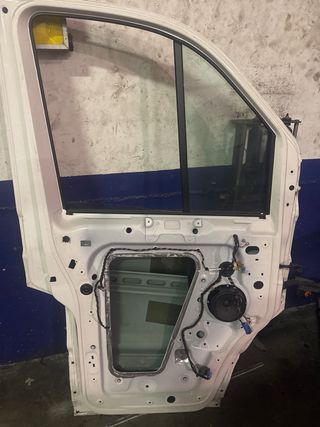 Puerta Furgoneta Blanca con un pequeño raspon
