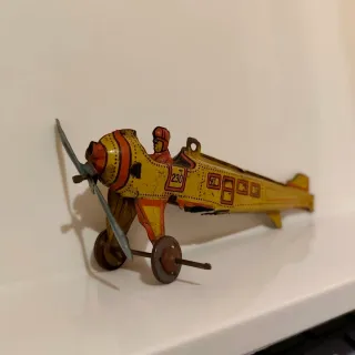 Dos aviones y dos soldados de hojalata antiguos