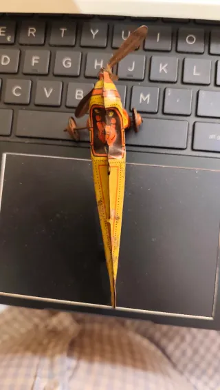 Dos aviones y dos soldados de hojalata antiguos