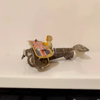 Dos aviones y dos soldados de hojalata antiguos