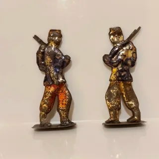 Dos aviones y dos soldados de hojalata antiguos