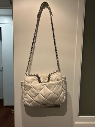 Bolso acolchado blanco con cadena