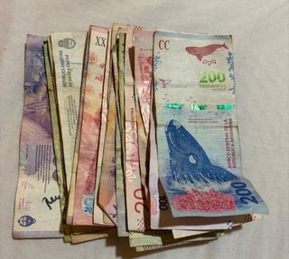 Lote de billetes de pesos argentinos