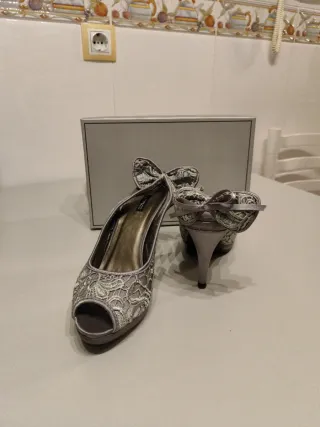 Zapatos de tacón Chesco grises y plateados