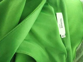 Vestido verde con volante.