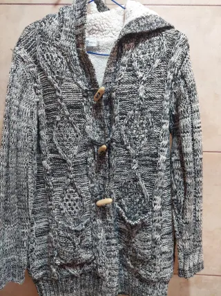 Chaqueta de lana con capucha y botones