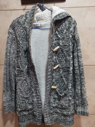 Chaqueta de lana con capucha y botones