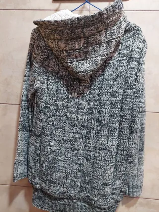 Chaqueta de lana con capucha y botones