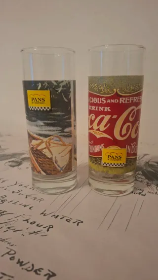 Collezione di bicchieri e bottiglie Coca-Cola da collezione