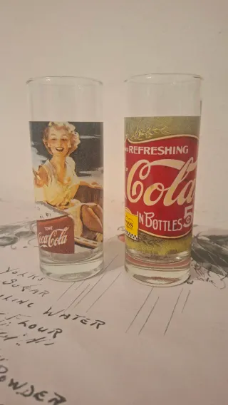 Collezione di bicchieri e bottiglie Coca-Cola da collezione