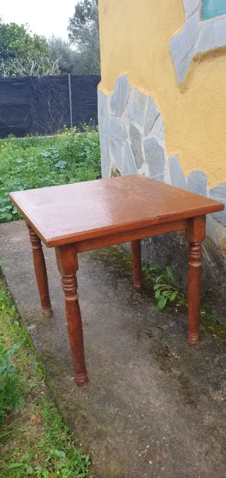Mesa de madera cuadrada