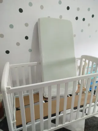 Cuna de bebé blanca con colchón