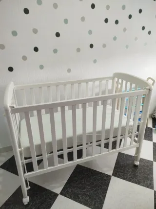 Cuna de bebé blanca con colchón