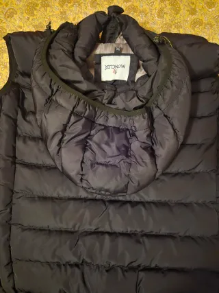 Chaleco Moncler con capucha sin mangas