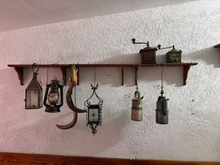Lámparas y molinillos antiguos