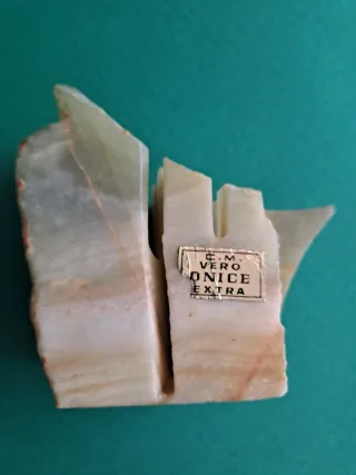 Fermacarte in onice con decoro