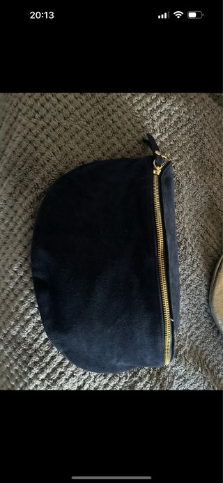 Riñonera negra con cremallera dorada, nueva