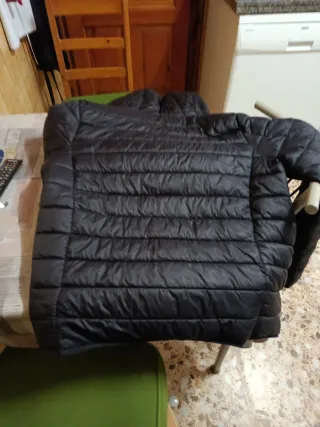 Chaqueta negra acolchada hombre