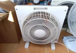 Ventilador de mesa blanco y gris