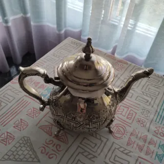 Tetera de latón decorada