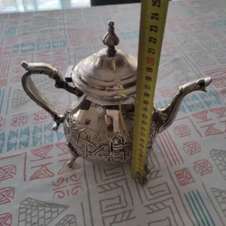 Tetera de latón decorada