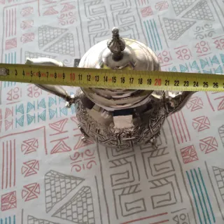 Tetera de latón decorada