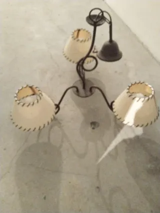 Lámpara de mesa beige y negra