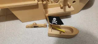 Barco pirata de madera y muñecos piratas