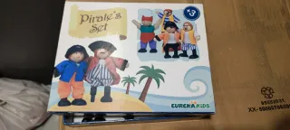 Barco pirata de madera y muñecos piratas