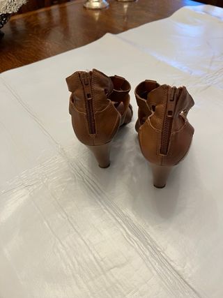 Zapatos de piel con tiras y tacón