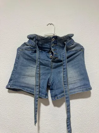 Shorts de mezclilla con cinturón