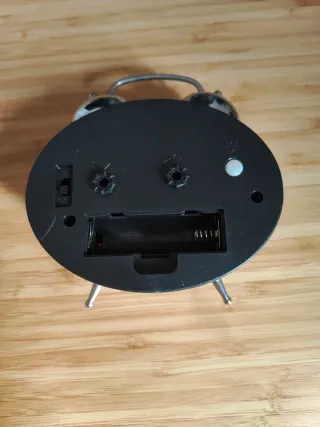 Reloj despertador plateado