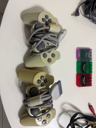 Lote PS One: Consola, 2 Mandos, Cargador y Cables