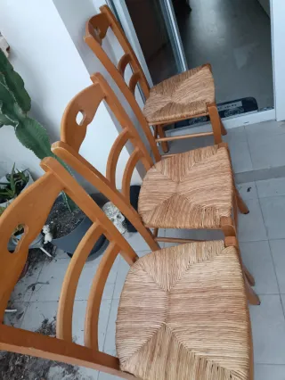 Sillas de madera con asiento de yute