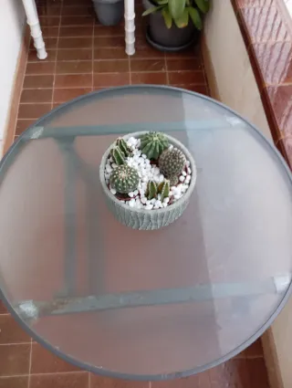 Mesa balcón plegable de cristal y metal