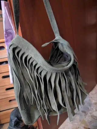 Borsa verde scamosciata con frange