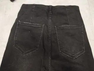 Vaqueros negros con botones