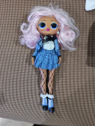 Muñeca LOL con pelo rosa y traje azul