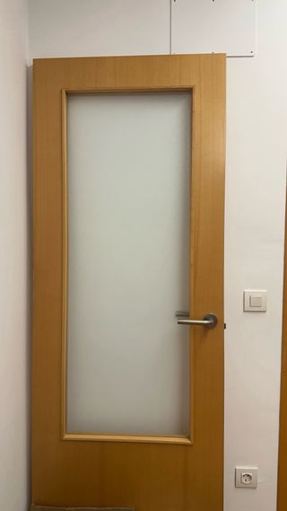 Puerta de madera con cristal