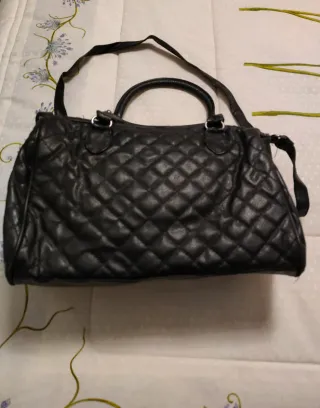 Bolso negro acolchado
