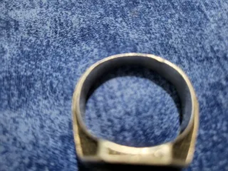 Anillo de plata con piedra roja