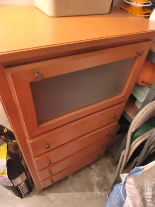 Cómoda de madera maciza con cristal