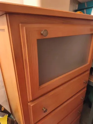 Cómoda de madera maciza con cristal