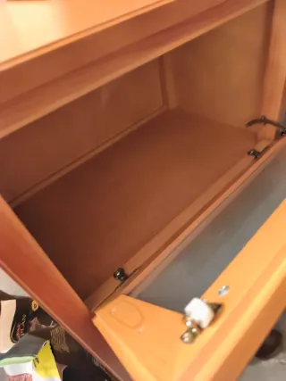 Cómoda de madera maciza con cristal