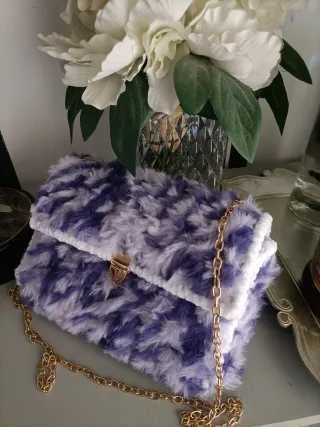 Bolso tejido azul y blanco hecho a mano