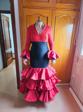 Traje de flamenca rojo y negro